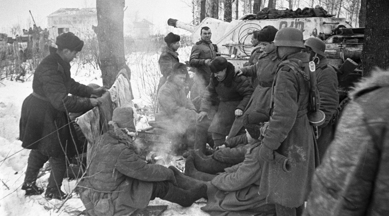 Советские самоходчики и пехотинцы отдыхают на привале в Красном селе. Операция «Январский гром». На дальнем плане справа — САУ СУ-122 из состава 1439-го самоходно-артиллерийского полка