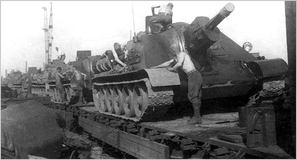 Эшелон с САУ СУ-122 перед отправкой на фронт. Свердловск, 1943г. 