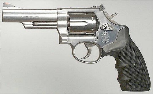 Револьвер Smith & Wession Model 66 .38Spl - вариант модели 15 из нержавеющей стали (модель 67 калибра .357Magnum выглядит так же)