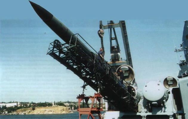 Загрузка ракеты П-500 на ракетный крейсер проекта 1164 «Москва»