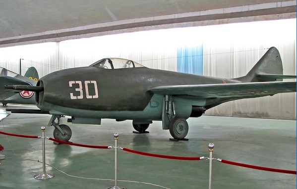 Истребитель МиГ-9