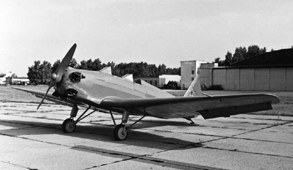УТ-2 - учебно-тренировочный самолет