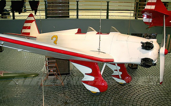 УТ-2 - учебно-тренировочный самолет