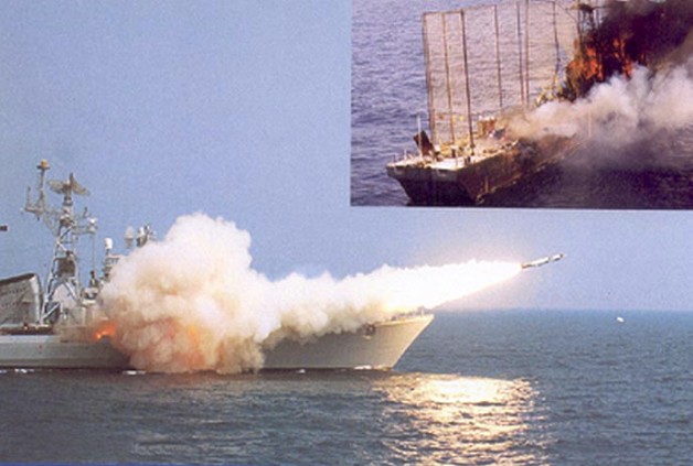 Испытательный пуск с эсминца Rajput ВМФ Индии и пораженный корабль-мишень