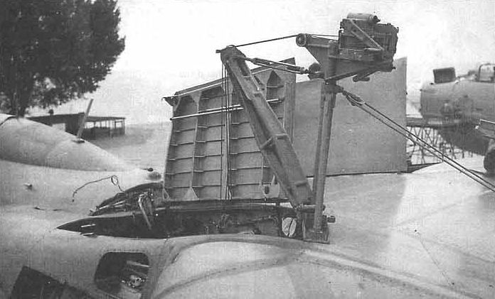 Для замены двигателя на Бе-10 использовалась специальная лебедка 