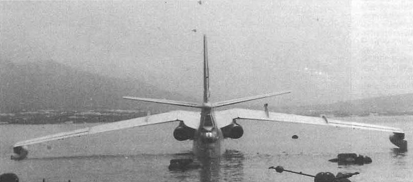 Бе-10 - на бочке перед запуском двигателей 