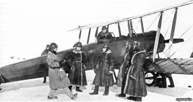 У-1 и пилоты самолёта в дореволюционных авиашлемах. Начало 1920-х годов.