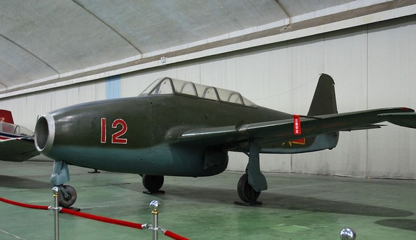 Истребитель Як-17