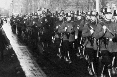 Германские полицейские, вооруженные винтовками «Маузер» 98 и пистолетами «Парабеллум» Р.08. Берлин. 1931 год