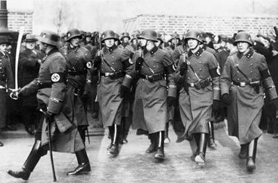 Парад войск СС. Крайний справа унтер-офицер вооружен пистолетом «Вальтер» РРК. 1935 год