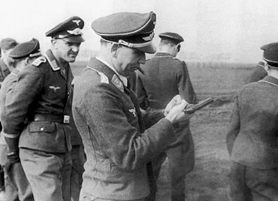 Германский офицер люфтваффе с пистолетом «Mаузер» HSc