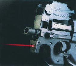 Пистолет-пулемет FN P 90 со встроенным лазерным целеуказателем