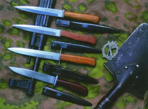 Немецкие боевые ножи — нож «Люфтваффе» и нож «Пума» для ближнего боя с характерной рукояткой из бакелита красного цвета. Крепления на ножнах являются предшественниками современных способов ношения ножей.