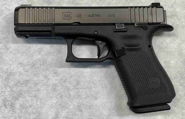Впервые государственная полиция Германии берет на вооружение пистолет Glock. Саксония-Анхальт получает пистолет GLOCK G46, показанный здесь
