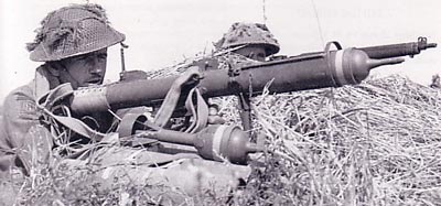 PIAT используемый британским солдатом