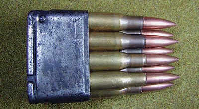 7,63x63 (.30-06) американские винтовочно-пулеметные патроны с легкой пулей М 2 в восьмизарядной пачке для <a href='https://arsenal-info.ru/pub/art/2267' target='_self'>самозарядной винтовки</a> Гаранд М 1