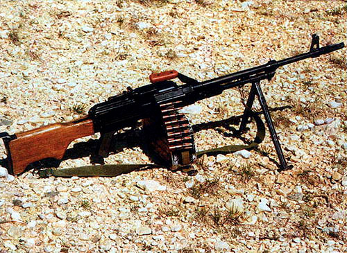 Югославский пулемет М84 отличает приклад, изготовленный из твердых пород дерева, с откидным «наплечником» и легкий ствол без рифлений