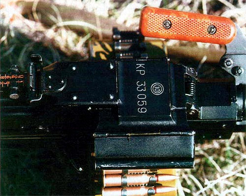 Извлекатель патрона в механизме ленточной подачи пулемета ПК (слева) и узел быстрой замены ствола, находящийся под рукояткой для переноса оружия, заимствованы из конструкции станкового пулемета Горюнова СГ-43. Для замены ствола необходимо, как показано на фотографии, полностью выдвинуть запорный элемент относительно ствольной коробки влево