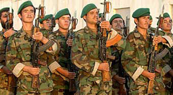 военнослужащие Афганистана вооруженные автоматами Калашникова