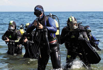 Боевые пловцы, вооруженные специальными подводными автоматами АПС