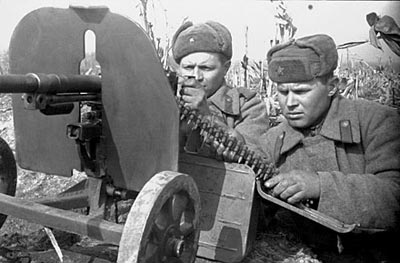Советский пулеметный расчет ведет стрельбу из станкового пулемета Горюнова СГ-43. Второй номер расчета поддерживает металлическую патронную ленту