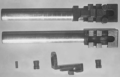Запирание канала ствола чехословацкого пистолета происходило при помощи двух роликов и ползуна. На снимке ствол с запирающим механизмом в собранном и разобранном виде