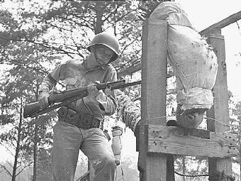 Американский солдат тренирует приемы штыкового боя
