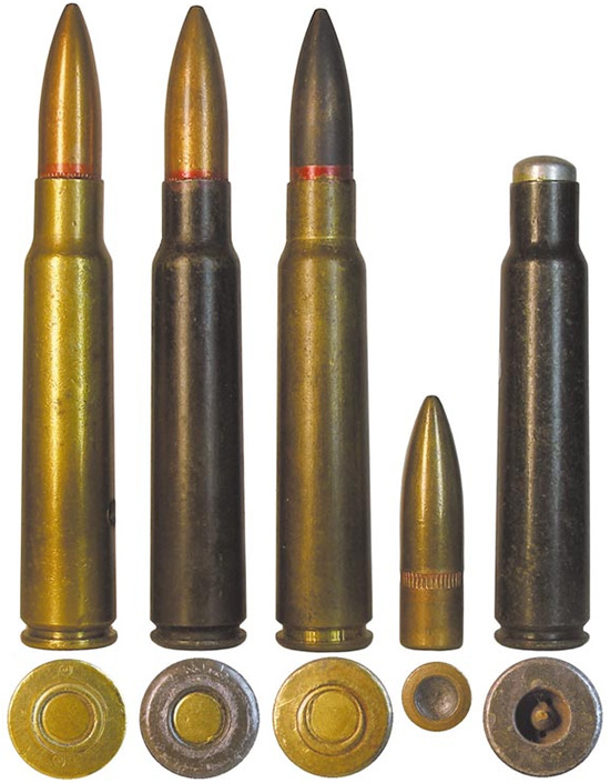 Безфланцевые 7,7-мм патроны: 1-3 — <a href='https://arsenal-info.ru/b/book/1865106982/11' target='_self'>винтовочные патроны</a> с пулей Тип 99 и специальной пулей массой 11,86 г.; 4 — короткобойный патрон Тип 99 с пулей в алюминиевой оболочке