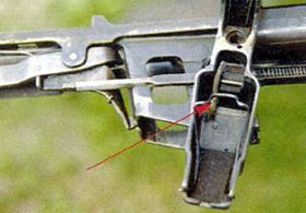 Стрелкой показана пружина, под действием которой выбрасывается пачка.