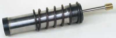 Основой амортизатора отдачи является гидравлический цилиндр. Размещённая вокруг цилиндра пружина быстро приводит механизм в исходное положение после выстрела.