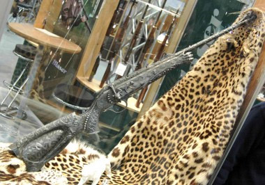 Серьезному хищнику из семейства кошачьих – леопарду, фирма посвятила свой карабин Blaser R93 Leopard