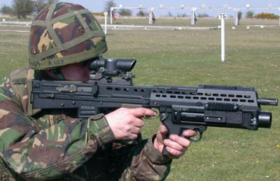 Английский солдат с винтовкой L85A2 оснащенной 40мм подствольным гранатометом
