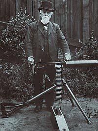 Сэр Хайрем Стивенс Максим со своим станковым пулеметом. 1906 год