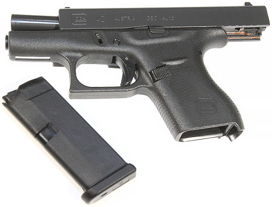 Glock 42 на затворной задержке с отсоединенным магазином