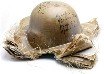 Почти готовая «скорлупка» шлема. 34 защитных слоя, между которыми проложены связующие полиэтиленовые пленки, сформованы с помощью пресса и спечены. Остается только отрезать лишнее