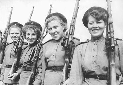 Девушки-снайперы, выпускницы Центральной женской снайперской школы. Лето 1943 года