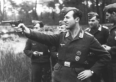 Унтер-офицер люфтваффе стреляет из пистолета «Парабеллум» Р.08. Франция. 1942 год