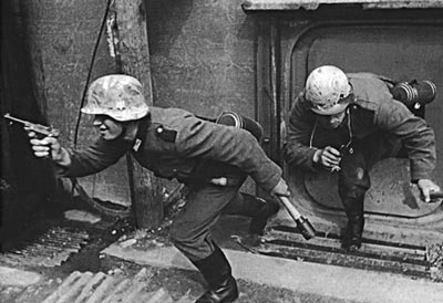Германские солдаты штурмуют дот противника. Западный фронт. 1940 год