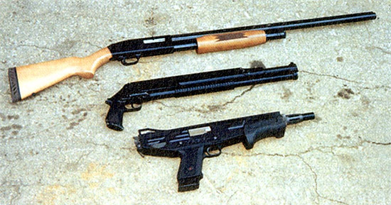 Помещенные рядом охотничий Mossberg и боевые образцы РМБ-93 и MAG-7 иллюстрируют разницу между охотничьими и боевыми ружьями