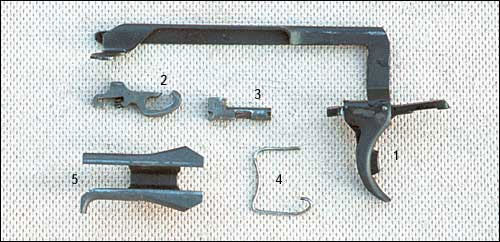 Детали спускового механизма. 1 – спусковой крючок с предохранителем и тягой; 2 – шептало; 3 – разобщитель; 4 – пружина разобщителя; 5 – корпус-отражатель