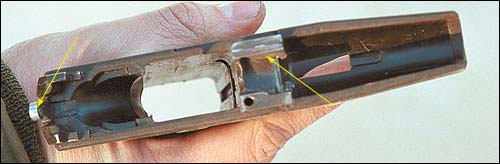 Полимерная рамка пистолета ГШ-18. Стрелками указаны стальные вкладыши