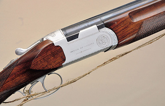 В 1973 г. на заводе в Дюздже Йоллу изготовил свой первый бокфлинт. Это ружье 16-го калибра с системой запирания, позаимствованной у Beretta, выпускалось под маркой Avsan