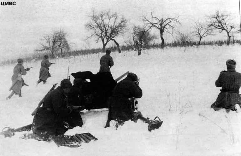 Контратакует рота гв. л-та Кузьмина Г. С. 08.02.1945 г., р-н оз. Балатон — оз. Веленце. В зимних боях рота уничтожила до 80 солдат, взяла в плен до 200 чел., уничтожила 10 автомашин, захватила одно исправное орудие и 7 автомобилей.