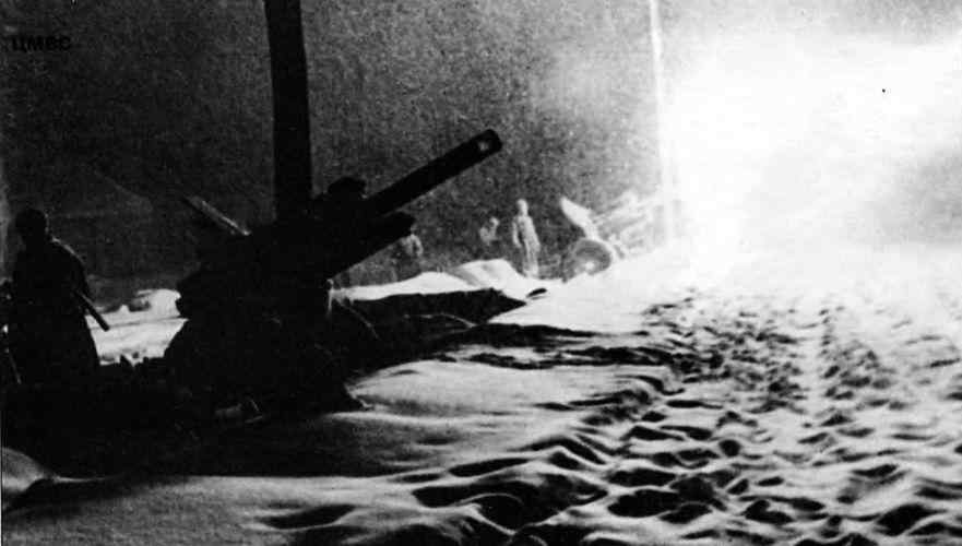 Отражение ночного немецкого наступления. Январь 1945 г. (Фото из коллекции авторов).