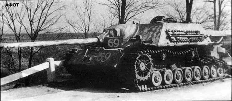 Подбитая САУ Panzer IV Lang (V) в зимнем камуфляже.