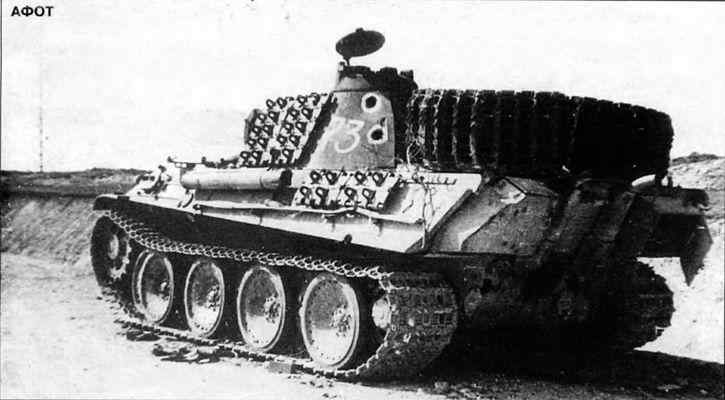 Несмотря на дополнительную защиту из траков, эта «Пантера» Ausf G была расстреляна из засады снайперским огнём.