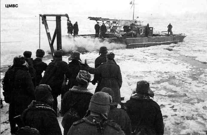 Бронекатера Дунайской флотилии переправляют резервы через Дунай. Январь 1945 г.