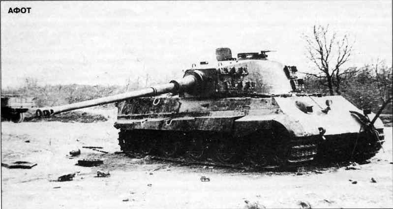 «Тигр Б», подбитый в борт 57-мм орудием.