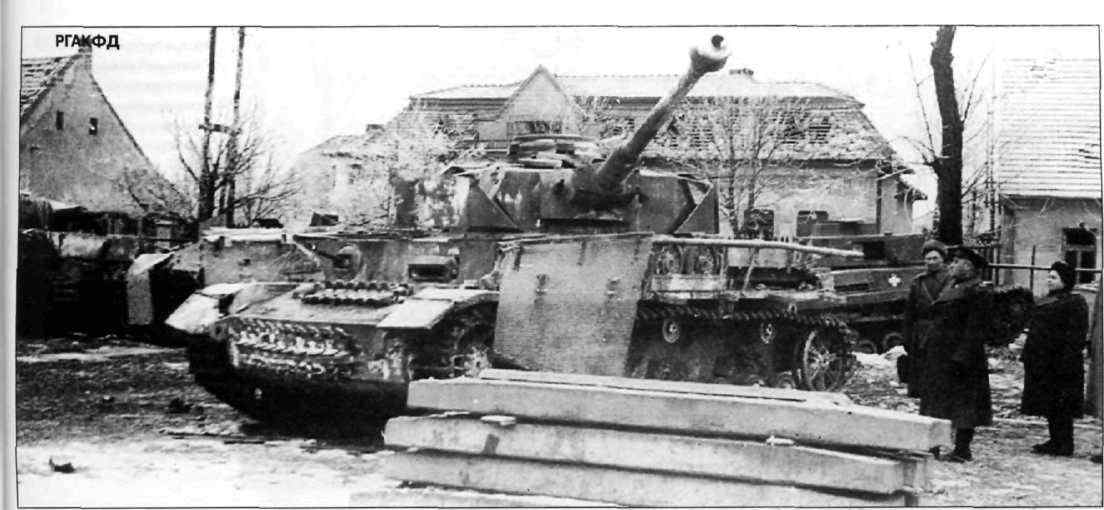 Немецкие и венгерские танки, захваченные в городе Тата. Март 1945 г.