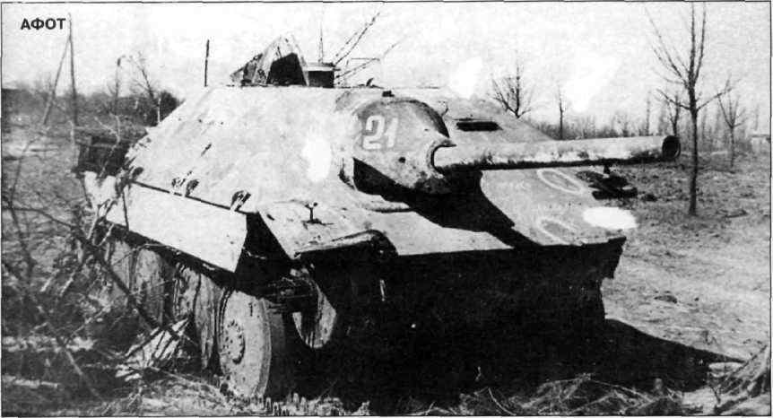 Истребитель танков «Хетцер» стал жертвой <a href='https://arsenal-info.ru/b/book/1671492103/2' target='_self'>противотанковой артиллерии</a>.